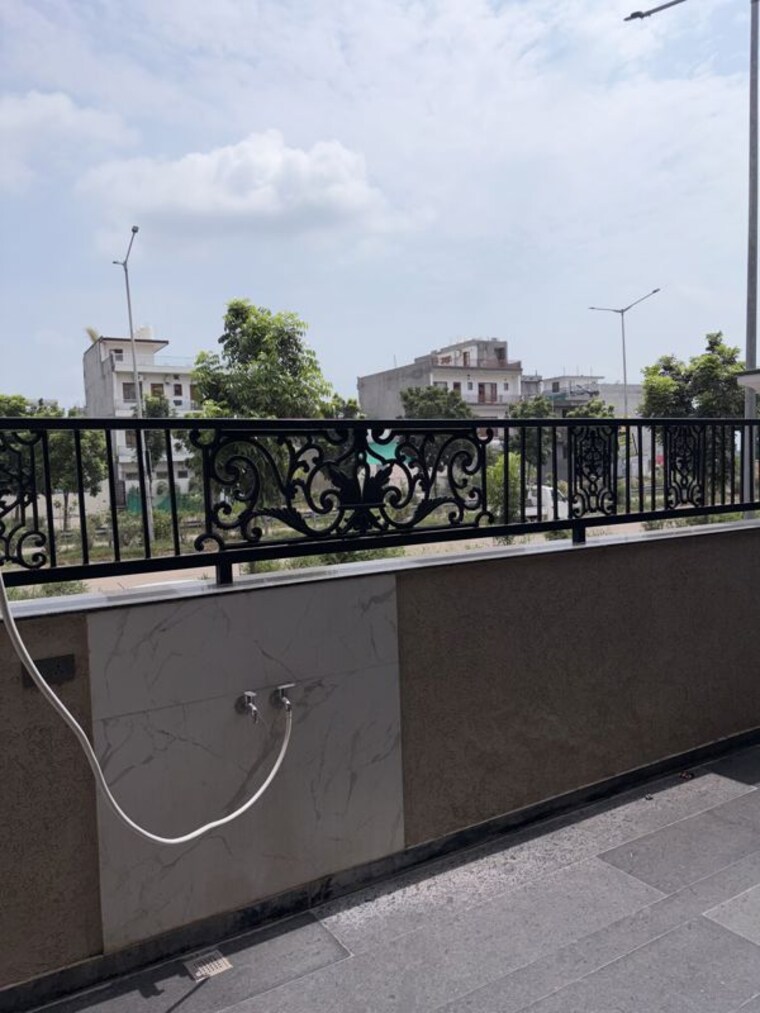 Balcony, aerocity 5 Bedroom 306 Sq.Yd. Independent House In Aerocity Mohali 10656733