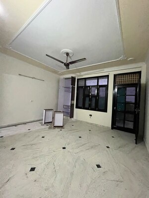 Room in 3 BHK Builder Floor at Green Fields Colony – for Rent
