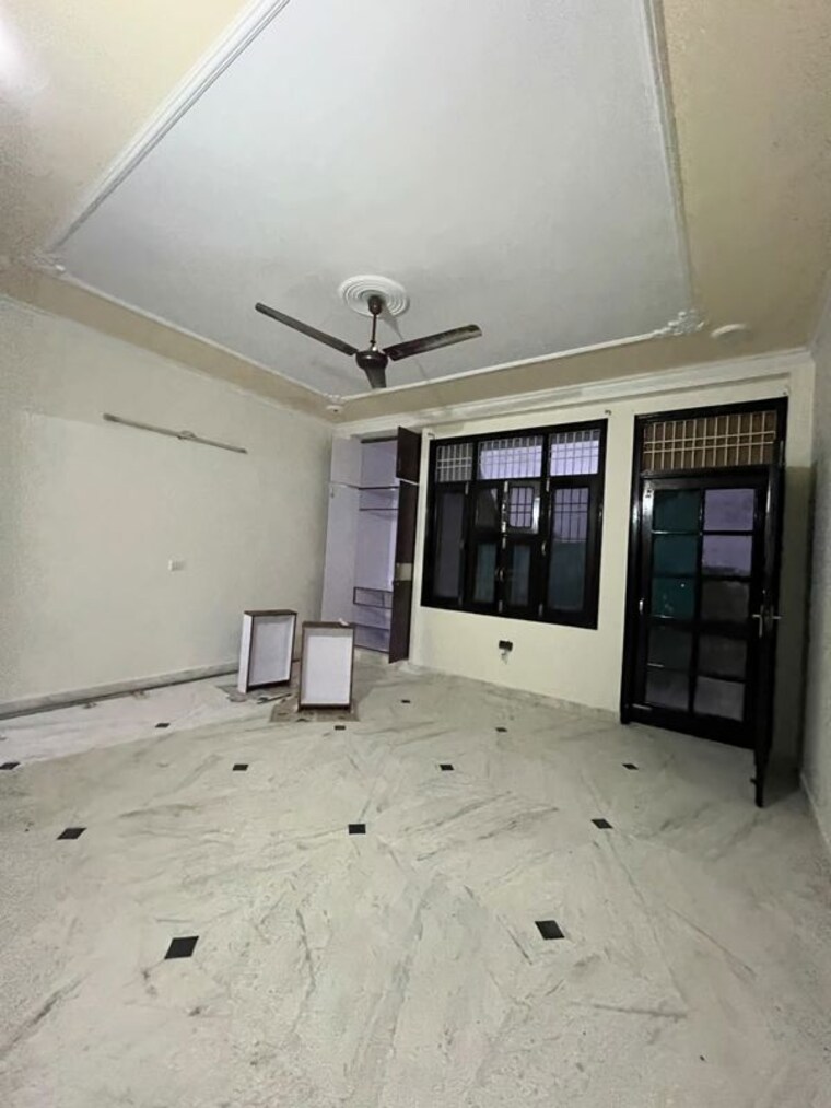 Room, green fields colony 3 Bedroom 355 Sq.Yd. Builder Floor In Green Fields Colony Faridabad 10691691