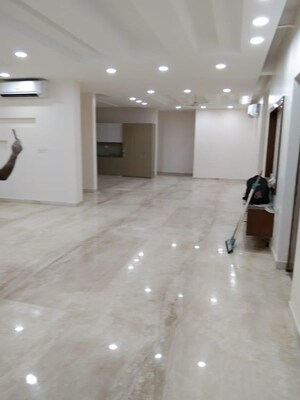 Room in 5 BHK Builder Floor at Spring Field Colony – for Rent