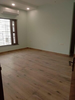 Room in 5 BHK Builder Floor at Spring Field Colony – for Rent