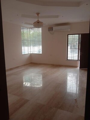 Room in 5 BHK Builder Floor at Spring Field Colony – for Rent