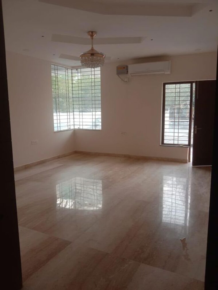 Room, spring field colony 5 Bedroom 500 Sq.Yd. Builder Floor In Spring Field Colony Faridabad 10691701