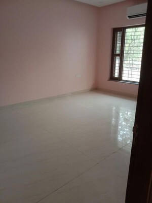 Room in 5 BHK Builder Floor at Spring Field Colony – for Rent