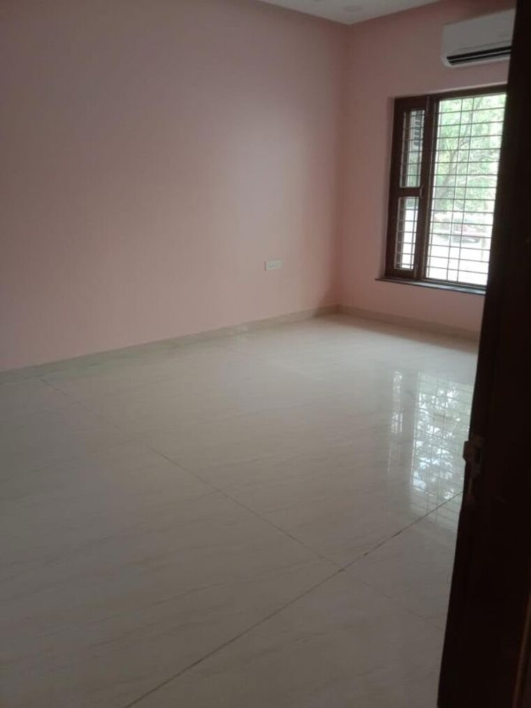 Room, spring field colony 5 Bedroom 500 Sq.Yd. Builder Floor In Spring Field Colony Faridabad 10691701