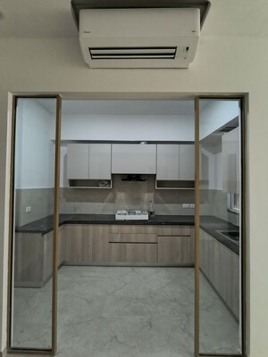 Room in 3 BHK Builder Floor at Smart World Orchard, Sector 61 – for Rent