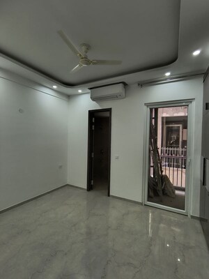 Furnished Amenities in 3 BHK Builder Floor at Smart World Orchard, Sector 61 – for Rent