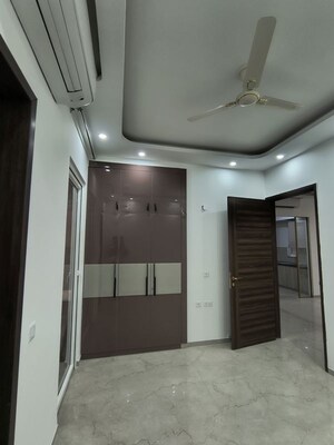 Furnished Amenities in 3 BHK Builder Floor at Smart World Orchard, Sector 61 – for Rent