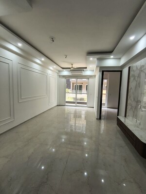 Balcony in 3 BHK Builder Floor at Smart World Orchard, Sector 61 – for Rent