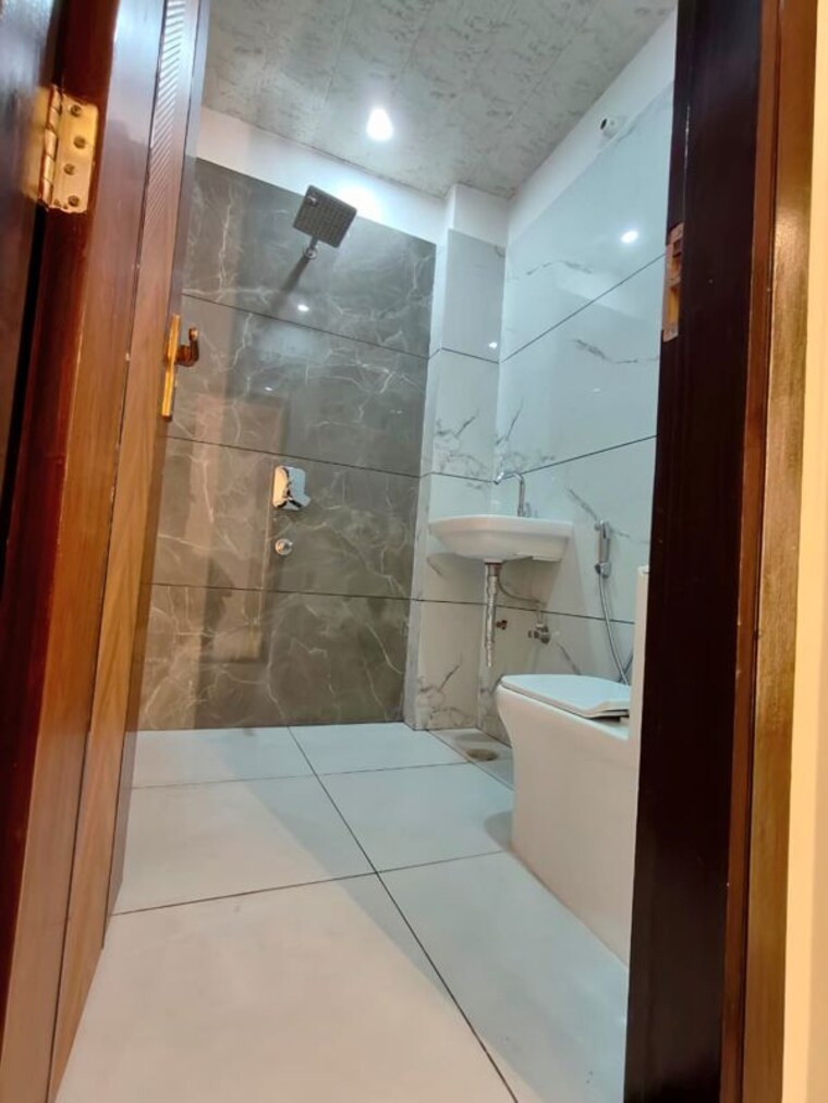 Bathroom, govindpuram 3 Bedroom 112 Sq.Mt. Builder Floor In Govindpuram Ghaziabad 10691733