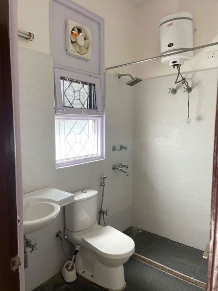 Bathroom, dlf-the-princeton-estate 2 Bedroom 964 Sq.Ft. Apartment In Dlf Phase V Gurgaon 10691747