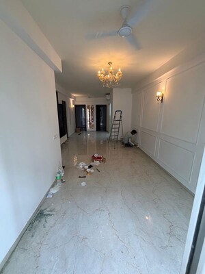 Room in 3 BHK Builder Floor at Smart World Orchard, Sector 61 – for Rent