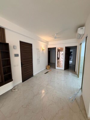 Room in 3 BHK Builder Floor at Smart World Orchard, Sector 61 – for Rent