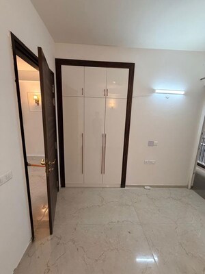 Building Lobby in 3 BHK Builder Floor at Smart World Orchard, Sector 61 – for Rent