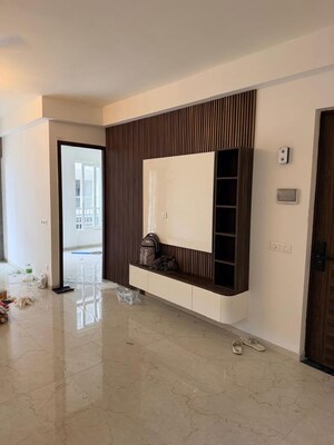 Room in 3 BHK Builder Floor at Smart World Orchard, Sector 61 – for Rent
