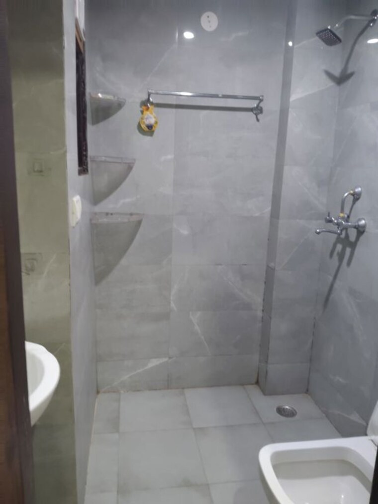 Bathroom, mohit-house 1 RK 310 Sq.Ft. Builder Floor In Sushant Lok I Gurgaon 10691842