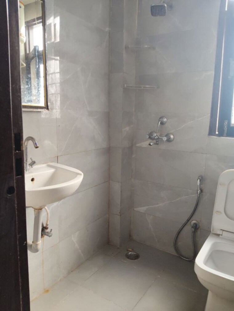 Bathroom, mohit-house 1 RK 310 Sq.Ft. Builder Floor In Sushant Lok I Gurgaon 10691842