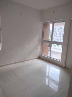 Room in 3 BHK Apartment at Godrej Green Vistas, Mahalunge – for Rent