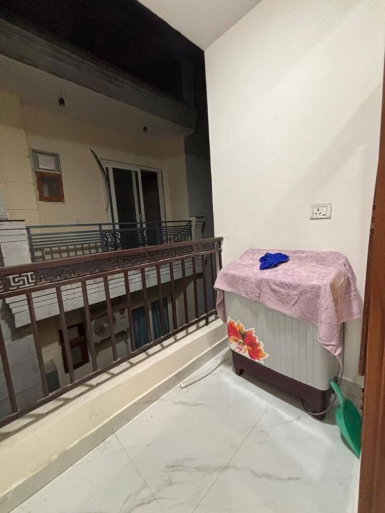 Balcony, freedom fighters enclave 1 Bedroom 450 Sq.Ft. Apartment In Freedom Fighters Enclave Delhi 10692048