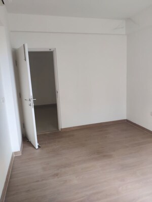Room in 4 BHK Apartment at Indiabulls Centrum Park, Sector 103 – for Rent