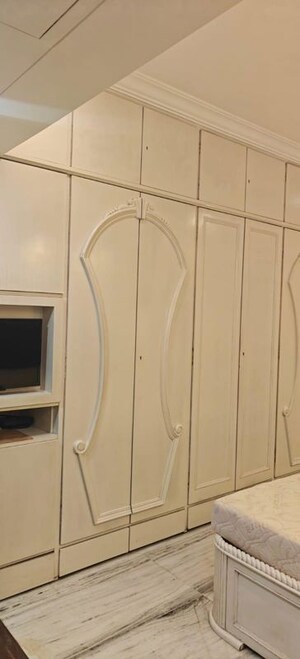 Room in 2 BHK Apartment at Mumbai Central Suburbs – for Rent