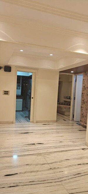 Room in 2 BHK Apartment at Mumbai Central Suburbs – for Rent