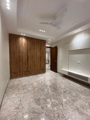 Room in 4 BHK Penthouse at South Extension ii – for Rent