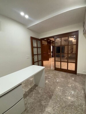 Room in 4 BHK Penthouse at South Extension ii – for Rent