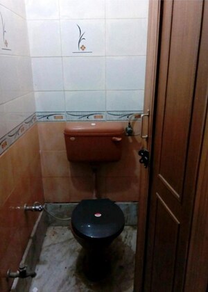 Bathroom in 1 BHK Builder Floor at Mukherjee Nagar – for Rent
