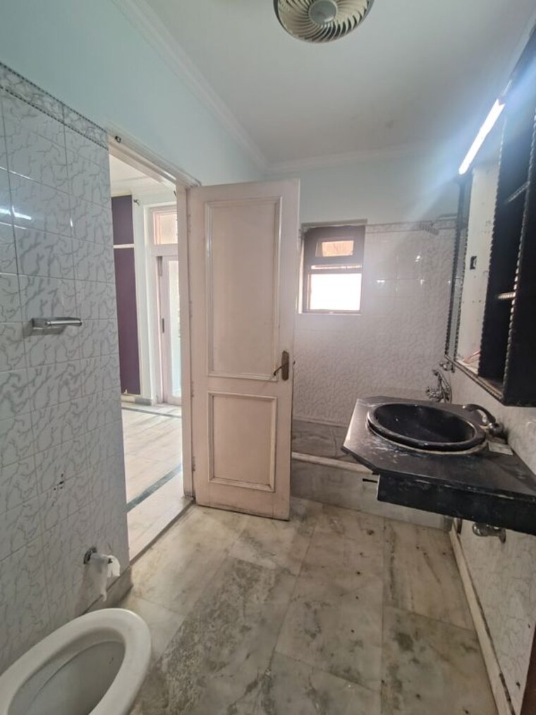 Bathroom, malviya nagar 3 Bedroom 1800 Sq.Ft. Builder Floor In Malviya Nagar Delhi 10692121