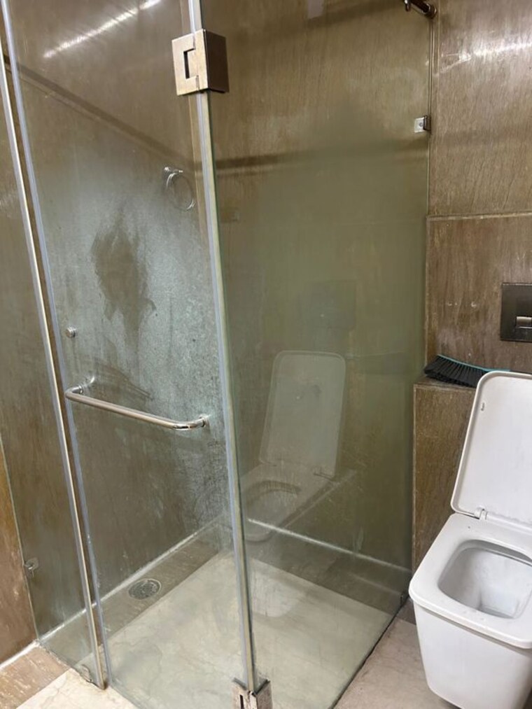 Bathroom, south extension ii 3 Bedroom 1800 Sq.Ft. Apartment In South Extension ii Delhi 10692139