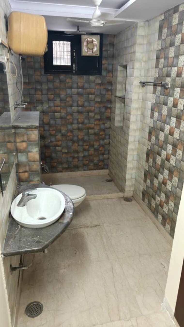 Bathroom, model town 4 Bedroom 2450 Sq.Ft. Builder Floor In Model Town Delhi 10692105