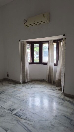 Room in 3.5 BHK Villa at Sainik Farm – for Rent