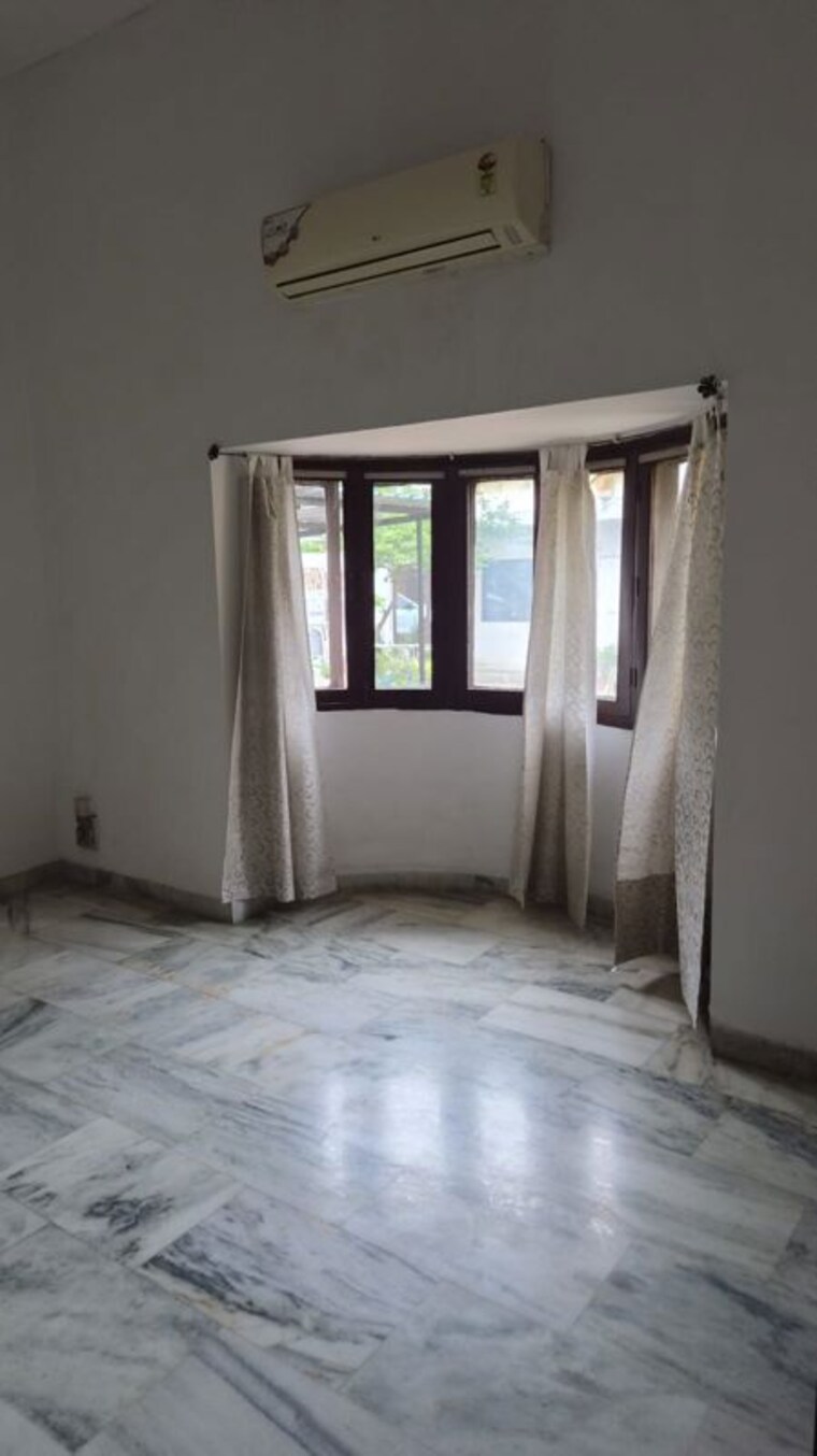 Room, sainik farm 3.5 Bedroom 2000 Sq.Ft. Villa In Sainik Farm Delhi 10692173