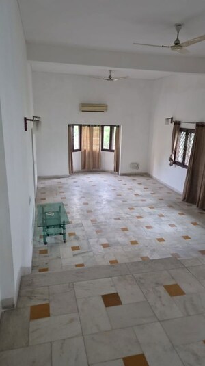 Room in 3.5 BHK Villa at Sainik Farm – for Rent