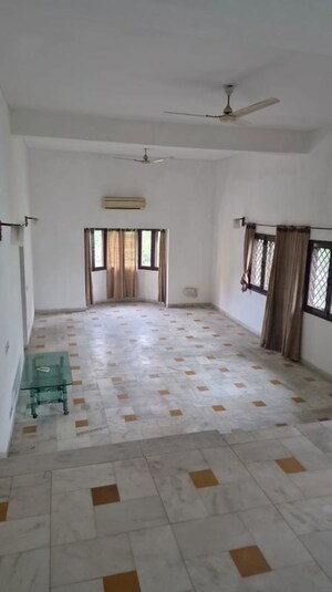 Room in 3.5 BHK Villa at Sainik Farm – for Rent