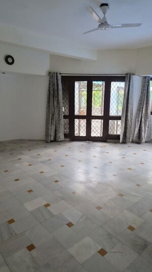 Room in 3.5 BHK Villa at Sainik Farm – for Rent