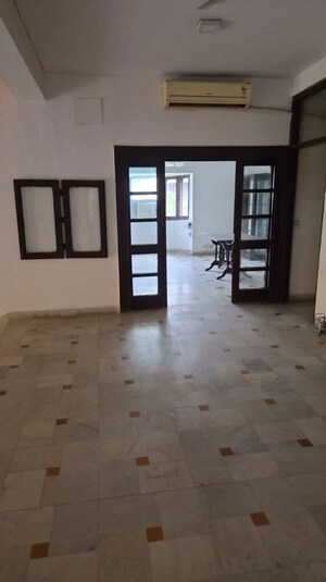 Room in 3.5 BHK Villa at Sainik Farm – for Rent