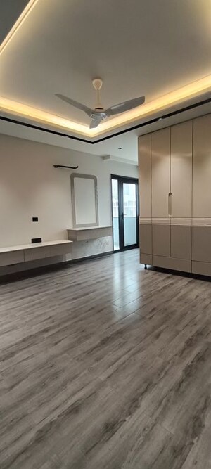 Room in 4 BHK Builder Floor at Parklands, Sector 85 – for Sale