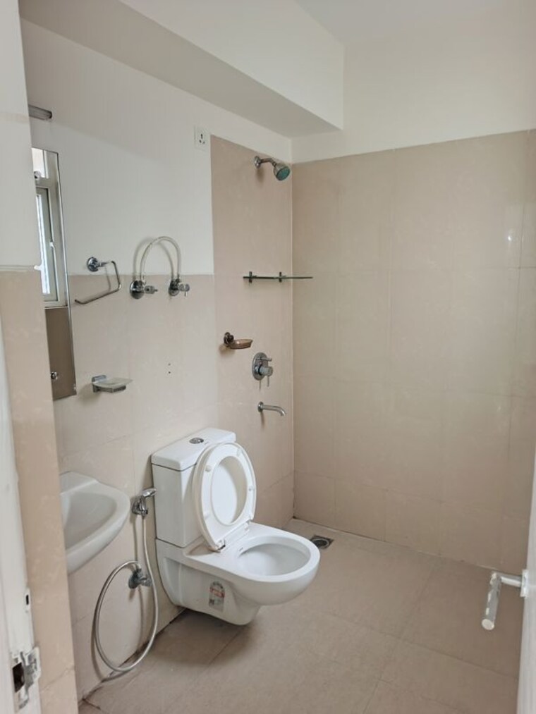 Bathroom, emaar-emerald-floors-premier 3.5 Bedroom 1650 Sq.Ft. Apartment In Sector 65 Gurgaon 10692216