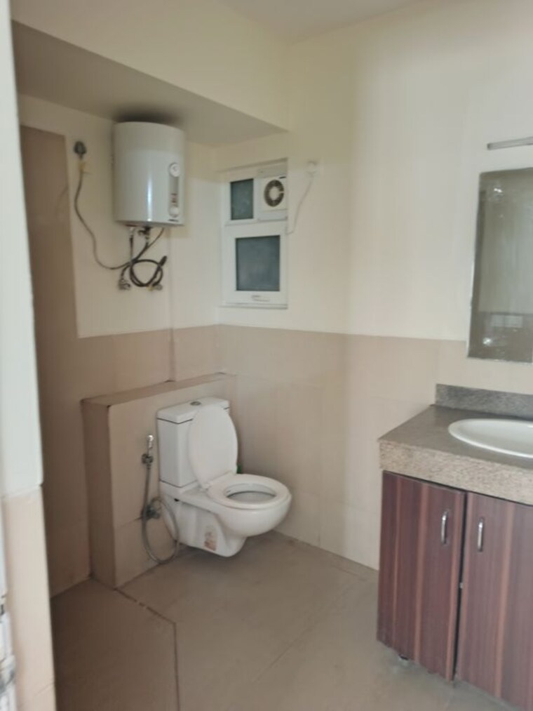 Bathroom, emaar-emerald-floors-premier 3.5 Bedroom 1650 Sq.Ft. Apartment In Sector 65 Gurgaon 10692216