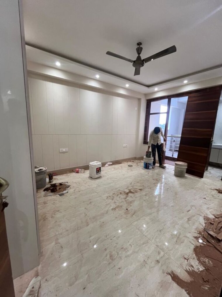  Parking, freedom fighters enclave 3 Bedroom 1250 Sq.Ft. Builder Floor In Freedom Fighters Enclave Delhi 10692263