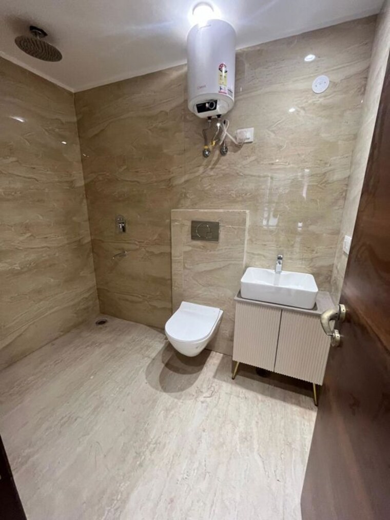 Bathroom, freedom fighters enclave 3 Bedroom 1250 Sq.Ft. Builder Floor In Freedom Fighters Enclave Delhi 10692263
