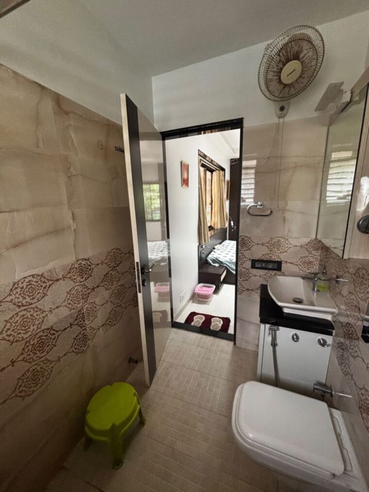 Bathroom, mig-colony 2 Bedroom 800 Sq.Ft. Apartment In Worli Mumbai 10692307