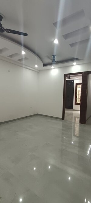 Room in 3 BHK Builder Floor at RPS Palm Drive, Sector 88 – for Sale