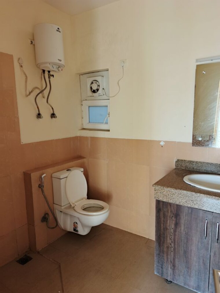 Bathroom, emaar-emerald-floors-premier 3.5 Bedroom 1650 Sq.Ft. Apartment In Sector 65 Gurgaon 10692366