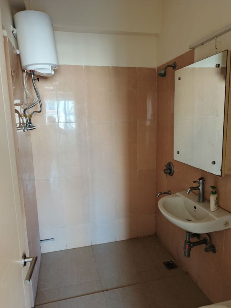 Bathroom, emaar-emerald-floors-premier 3.5 Bedroom 1650 Sq.Ft. Apartment In Sector 65 Gurgaon 10692366