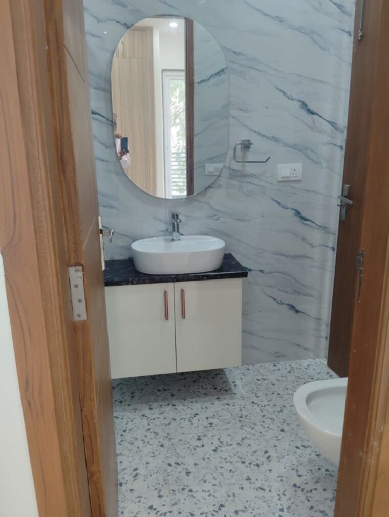 Bathroom, chittaranjan park 3 Bedroom 160 Sq.Yd. Builder Floor In Chittaranjan Park Delhi 10692403