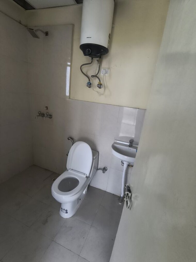 Bathroom, pyramid-midtown 2 Bedroom 1000 Sq.Ft. Apartment In Sector 59 Gurgaon 10692434