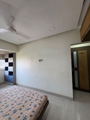 Room in 2 BHK Apartment at Parimal Heights, Juhu – for Rent